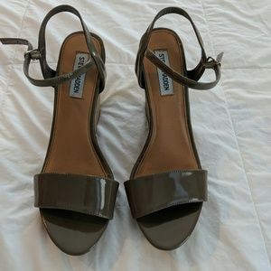 Steve Madden Gray Striped Wedges